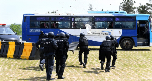 2일 경남 진주 공군교육사령부 기지방어 전술훈련장에서 헌병 특수임무요원들이 실천처럼 대테러 시범훈련을 펼치고있다. 2017.5.2 [공군교육사령부 제공=연합뉴스]
